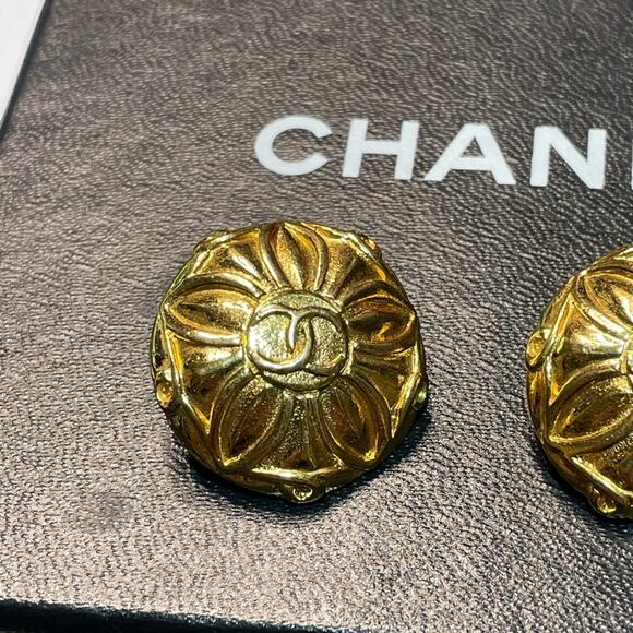 Chanel Gold Floral Earrings vintage Clip on with COA - Picture 2 of 7